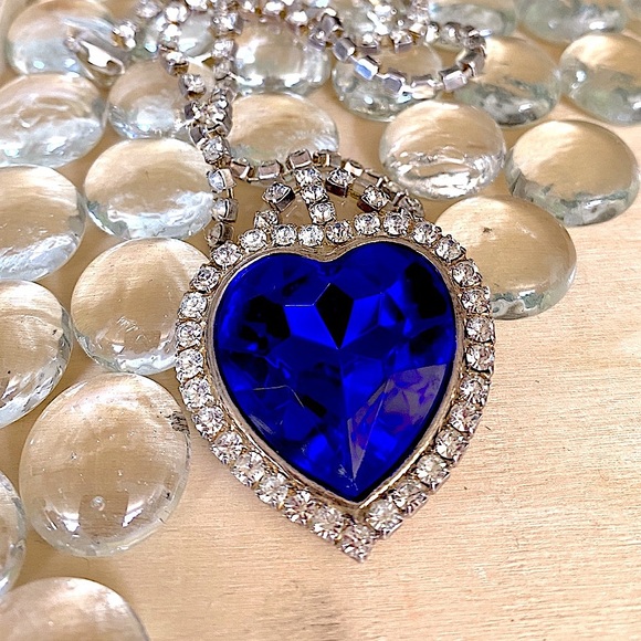 Gorgeous Sparkly Blue Heart Necklace. - Picture 3 of 4